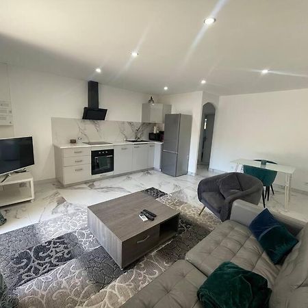 Cabannes Bel Appartement Avec Parking מראה חיצוני תמונה