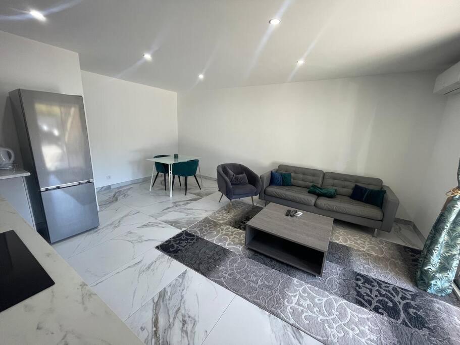 Cabannes Bel Appartement Avec Parking מראה חיצוני תמונה