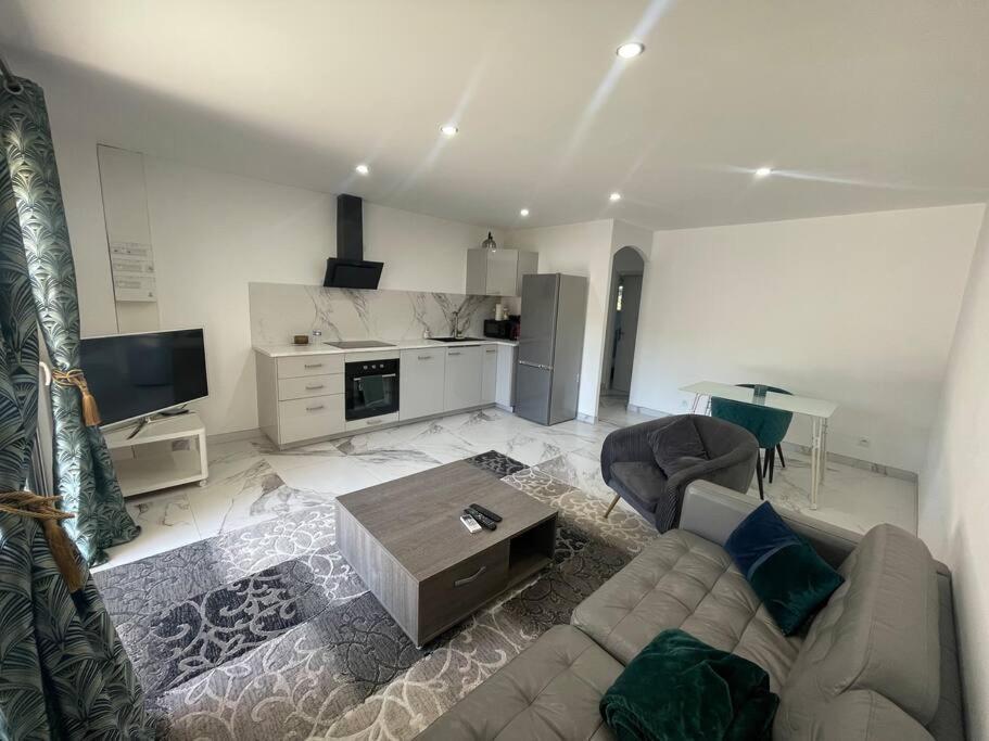 Cabannes Bel Appartement Avec Parking מראה חיצוני תמונה